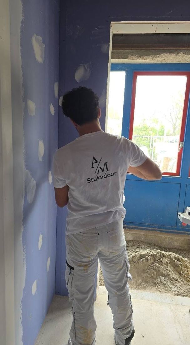 Vakman aan het werk bij AM Stukadoorsbedrijf