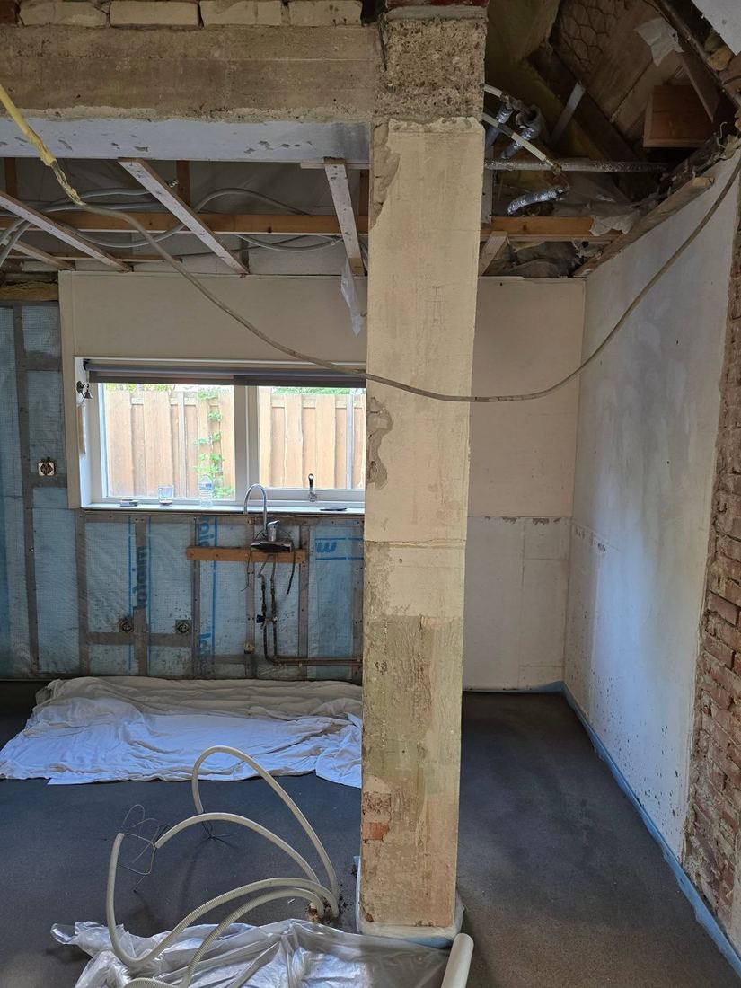 Voor het stucwerk — onafgewerkte wand