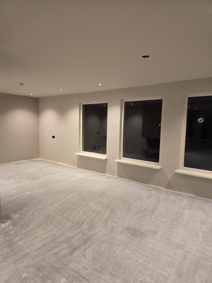Strak afgewerkt interieur met hoogwaardig stucwerk